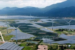 宁顺省顺南县的风力与太阳能混和发电厂组合。