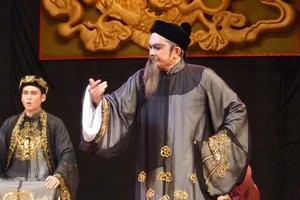 《荔枝园秘密》的服装采用黑白色凸显高贵。