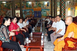 民族委员会副主任、副部长农氏霞（左一）与工作团亲往探望滀臻省州城县富新乡四面寺，为僧侣们拜年。（图：越通社）