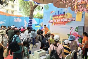 遊客争相订购“旅遊套餐”