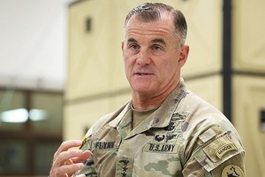 4月6日，在京畿道平泽市的“汉弗莱斯营”，美国太平洋司令部陆军司令查尔斯·弗林接受韩媒联合采访。（图：韩联社）