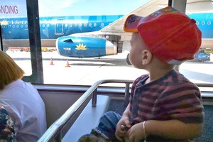 14岁以下者若持有身份证，则在搭乘飞机时不必携带出生证。