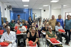 培德精舍副会长曾碧媚（左二）与各位护法理事会代表，市贫困病人辅助会和仁和分会代表与术后白内障病人合照留念。