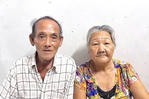 谢丽琴（右）与丈夫黄种清。