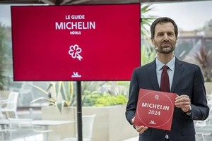《米其林指南》国际总监普勒内克公布“星钥”酒店评选结果。（图：互联网）