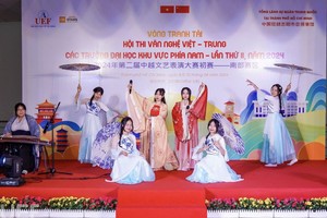 大学生精彩的表演节目。