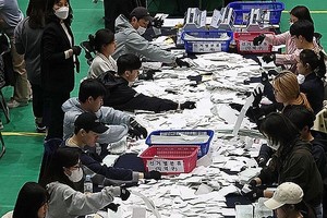 4月10日，在设于首尔大学校综合体育馆的计票站，工作人员正在进行计票工作。韩国第22届国会议员选举正式投票当天进行，计票工作从当晚6点30分起开展。 （图：韩联社）