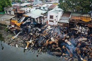 河涌上和沿岸住房潜伏多方面的安全隐患。