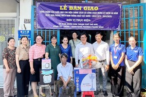 守德市“报恩答义”基金管委会代表团向1/4级荣军武玉茧移交情义屋。（图：市党部新闻网）