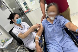 医护人员正为伤者施打狂犬病疫苗。（图：院方提供）