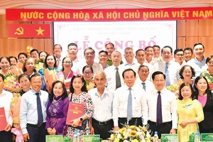 市委书记阮文年出席守德市协平福坊的街区、村邑重组仪式。（图：越勇）