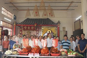 毕氏宗祠理监事会、顾问、宗亲以及冯氏同枝共荣兄弟共祭先祖。