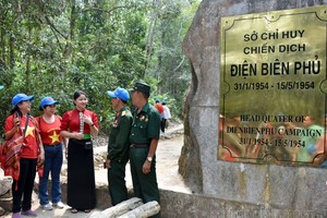 游客透过讲解员瞭解资讯。