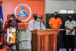 图为 2021年8月14日，海地总理亨利（前）在太子港举行的新闻发布会上讲话。（图：新华社）