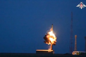 俄罗斯战略导弹部队12日在位于俄西南部的卡普斯京亚尔靶场，成功试射一枚机动陆基洲际弹道导弹。（图：路透社）