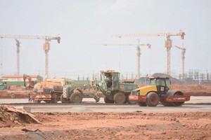 在隆城机场建设工地上，机器和工作人员正在抢抓进度，为项目早日竣工不懈努力。（图：A. Lộc）