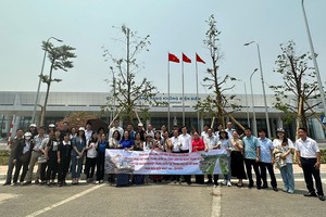 市越中友协代表团抵达奠边府合照留念。