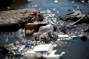 南非尤克斯凯河流经距离发源地几英里的亚历山德拉镇，垃圾随处可见。（图：AFP）