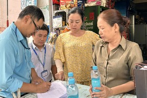 第十郡街区干部向民众宣传法律和政策资讯。