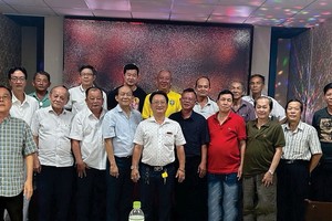 第十二届理事会成员选举后留影。