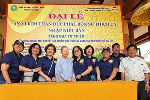 倪耀茂先生、培德精舍代表与寺门住持合摄于开光现场。