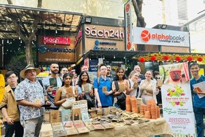 本市书香街吸引了不少喜爱读书的国际游客前来参观阅读。（图：黄英）