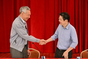 李显龙与黄循财互相握手致意。（图：Getty Images）