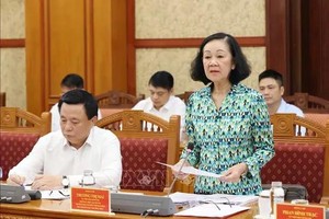 中央组织部长张氏梅（站）在会议上发言。（图：越通社）