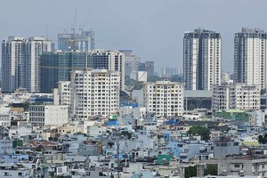 本市约有2万份卷宗具备签发粉红簿条件，但开发商和购房者缓慢办理手续。