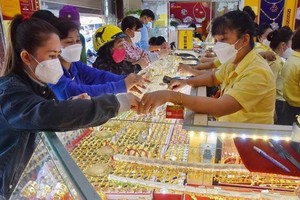 黄金买卖交易活动应开具电子发票，有助提高透明度并能确保黄金市场的稳定。（示意图：苑霞）