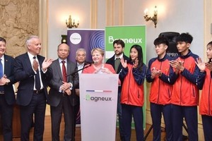 法国巴涅市长阿米娅布林为越南空手道代表团举行欢迎仪式。（图：互联网）