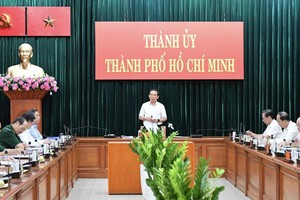 市委书记阮文年（中）主持会议并发表讲话。（图：越勇）