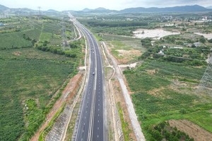 嘉义-真城高速公路属于北-南高速公路线西面的路段，是重要的交通主轴，把西原地区与南部东区、南部西区各省市和胡志明市连接一起。（示意图：垂杨）