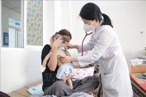 医生正为一名病童查体。（图：越通社）