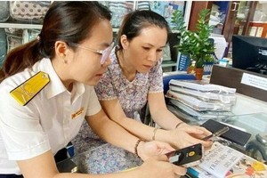 市税务局干部指引纳税人办理手续。