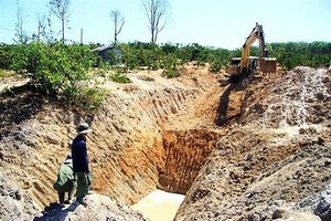 为拯救农作物，民众到处挖井寻找水源。（图：互联网）