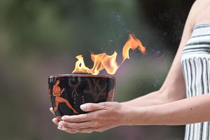 巴黎奥运会圣火火种采集仪式在希腊古奥林匹亚遗址举行。 （图：新华社）