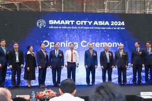 胡志明市领导同与会代表合照。（图：安安）