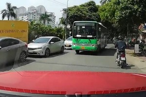 巴士在车辆拥挤的道路上越线、鲁莽驾驶。