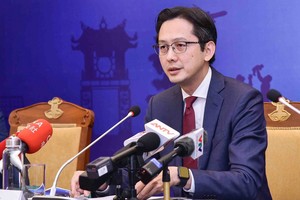 外交部副部长杜雄越在新闻发布会上回答记者提问。（图：明日）