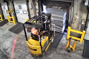 去年4月17日，一名卡车司机用伪造的提货单在多伦多市皮尔逊国际机场的加拿大航空公司仓库提走一批来自瑞士的货物。（图：皮尔区警局）