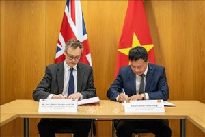越南公安部出入境管理局副局长武文兴大校与英国负责处理非法移民问题移民大臣迈克尔•汤姆林森签署《越南与英国合作防止非法移民联合声明》。（图：越通社）