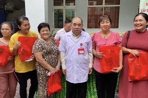 第五郡东医会常值副主席穆萨罕尼法向高龄者赠送礼物。