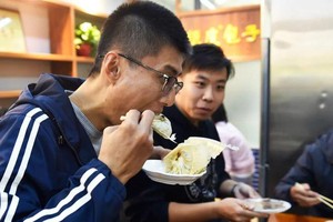 经常吃太饱危害大！