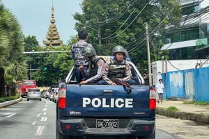 缅甸警察在首都仰光街头上巡逻。（图：越通社）