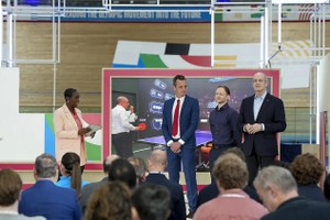 4月19日，在《奥林匹克AI议程》发布会上，嘉宾和主持人一起探讨人工智能对运动员表现的影响。（图：新华社）