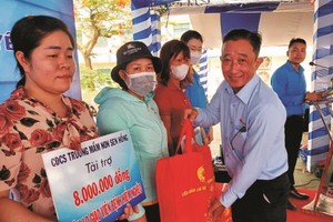 平新郡贫困工会会员与劳工在工人月开幕式上获赠送礼物。