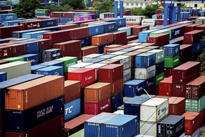 在守德市桔莱港的集装箱库。（图：越通社）