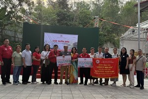 本市与第五郡红十字会参加捐赠奠边府活动。