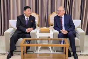 朝鲜副总理兼农业委员会委员长李哲万与俄罗斯农业部长德米特里‧派特鲁舍夫。（图：俄罗斯驻朝鲜大使馆）